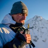 Nicolas Hale-Woods, patron du Freeride World Tour, parle devant la montagne du "Bec des Rosses
